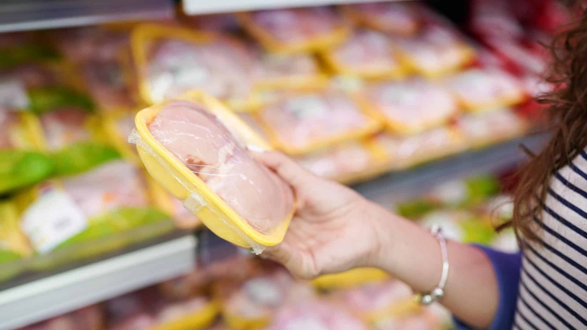 Superbatteri mortali nella carne di pollo alla Lidl. Contaminato il 40% dei prodotti testati