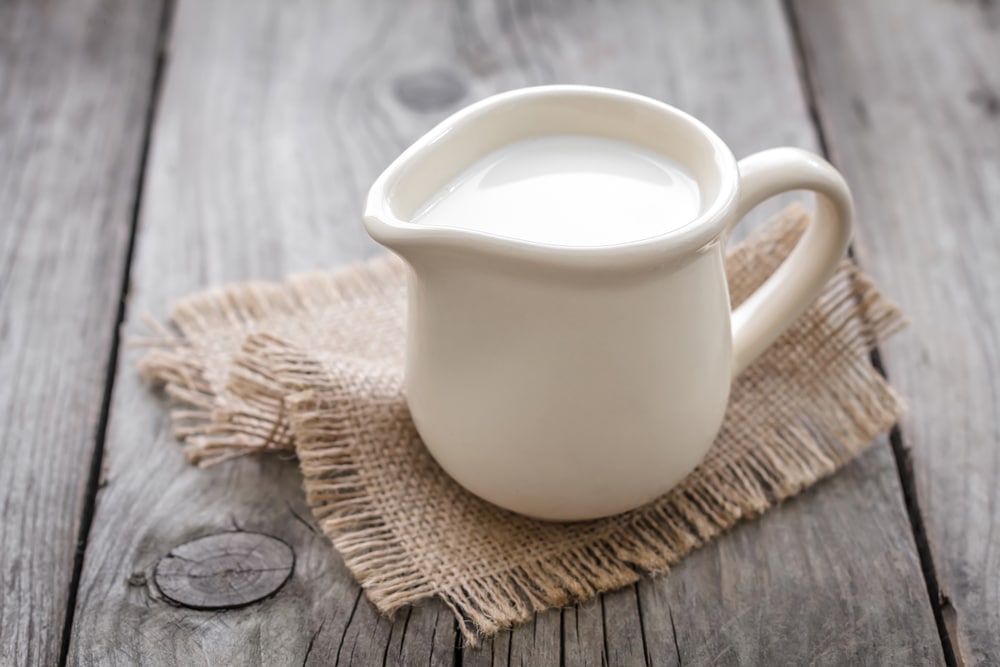 Togliere il latticello dal frigorifero e applicarlo sui capelli. È un balsamo. Tutti dovrebbero saperlo